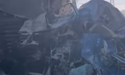 Bursa’da kamyon bariyerlere girdi: Şoför kabinde sıkıştı