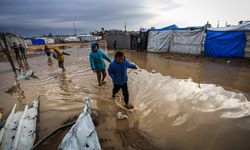 Gazze'de şiddetli yağış sonrası çadırlar sular altında kaldı