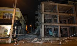 Yıkım sırasında kopan beton parçaları yandaki eve zara verdi