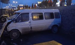 Servis minibüsü ile otomobil çarpıştı: 1 ölü, 10 yaralı