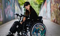 Tekerlekli sandalyesini tuvale dönüştüren genç