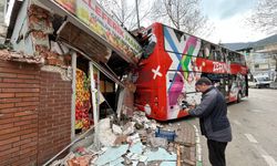 Bursa’da iki katlı otobüs manava girdi!