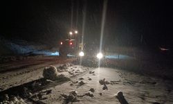 Yoğun karda yolda mahsur kalan 10 kişi kurtarıldı