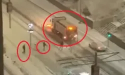 Kartopu isabet eden kar küreme aracı refüje çarptı