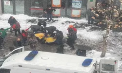 Çatıdan düşen kar kütlesi can aldı