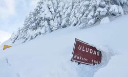 Bursa Uludağ'da kar kalınlığı 60 santimetreyi geçti