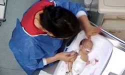 5 günlük bebeğe şiddet uygulamıştı tutuklandı