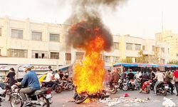 İran’da eylemler sürüyor: Ekonomik krizle başladı rejim karşıtlığına dönüştü