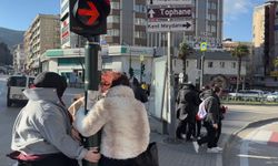 Bursa'da lodos zor anlar yaşattı: Trafik lambasına tutundular