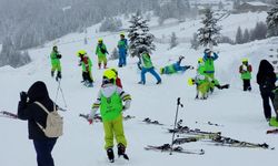 Bursa Büyükşehir'le öğrencilerin kayak keyfi