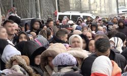 Bursa'da indirim izdihamı: 100 liralık alışveriş için buz gibi havada saatlerce beklediler