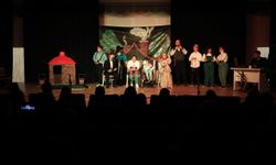 Engelli bireyler sahnede usta sanatçılara taş çıkarttı