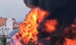 Bursa'da park halindeki sünger ve mobilya yüklü tır dorseleri alev alev yandı