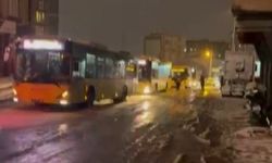 Yağan kar İETT otobüslerini yolda bıraktı