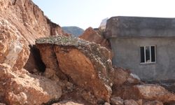 Dev kayalar evi yerle bir etti