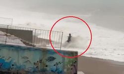 Dev dalgaların arasında son anda kurtuldu