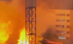 Akaryakıt istasyonunun yanındaki bina alevlere teslim oldu