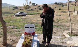 Acılı baba karne gününde maganda kurşunuyla ölen oğlunun kabrinde ağladı