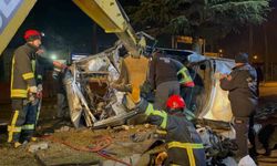 Ağaca çarpan otomobil hurdaya döndü, sürücüsü hayatını kaybetti