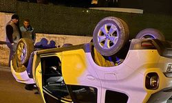 Alanya'da beton bariyerlere çarpan otomobil takla attı: 1 yaralı