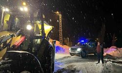 Ambulans, çığ nedeniyle kapanan yolda mahsur kaldı