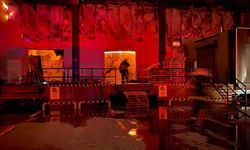 Antalya'da market deposu alev alev yandı, temel gıda alanı küle döndü