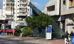 Antalya'da şiddetli rüzgar inşaat iskelesini yerinden söktü