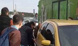 Arnavutköy'de ilginç anlar: Otobüse yol vermek için aracı elleriyle kaldırdılar