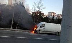 Arnavutköy'de seyir halindeki ticari araç alev aldı, o anlar kamerada