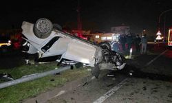 Aydınlatma direğine çarpan otomobil takla attı: 1 yaşındaki bebek öldü, anne ve baba yaralandı