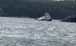 Balıkesir'de fırtına nedeniyle 25 metrelik feribot koya sürüklenerek karaya oturdu