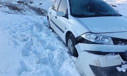 Başkale'de otomobil şarampole düştü