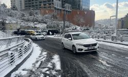 Beşiktaş'ta kar yağışı nedeniyle araç yolda kaldı