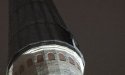Beyazıt Camii'nin minaresindeki kurşun kaplama lodosta söküldü