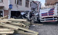 Beykoz'da feci kaza: Kamyon dükkana daldı, 2 kişi hayatını kaybetti