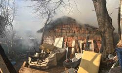 Beykoz'da gecekonduda yangın paniği: Odunluk ve çatı zarar gördü