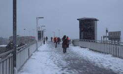 Beylikdüzü metrobüst üst geçidi karla kaplandı