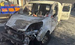 Beyoğlu'nda alev alev yanan araç küle döndü, yangın markete sıçradı