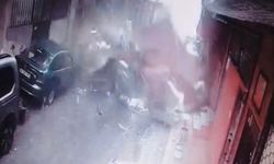 Beyoğlu'nda lodos dehşeti: Uçan çatının altında kalmaktan saniyelerle kurtuldular, o anlar kamerada