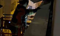 Binadan sarkan metal parça için itfaiyeden gece operasyonu