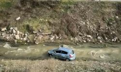 Bolu'da kontrolden çıkan otomobil, dereye uçtu: 3 yaralı