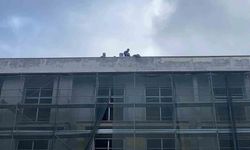 Bolu'da okul inşaatında işçiler parasını alamayınca çatıya çıktı