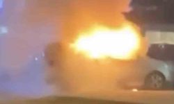 Bursa'da araç alev aldı, esnaf yangın tüpleriyle koştu