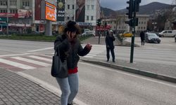 Bursa'da fırtına uçurdu...Yolda yürümekte güçlük çektiler