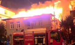 Bursa'da iki katlı evin çatısı alevlere teslim oldu