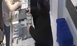 Bursa'da kamera şakası gibi soygun girişimi kamerada