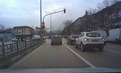 Bursa'da kırmızı ışık ihlali kaza getiriyordu...Yayanın canını hiçe saydı