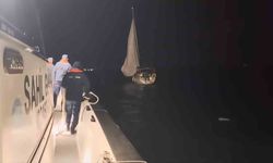 Çanakkale Boğazı'nda içinde 2 kişinin bulunduğu yelkenli tekne kurtarıldı