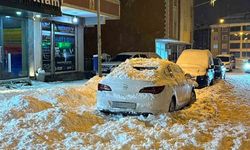 Çatıdan düşen kar kütlesi park halindeki otomobile zarar verdi