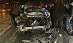 Çekici ile çarpışan otomobil hurdaya döndü: Ekipler yaralı sürücü için zamanla yarıştı
